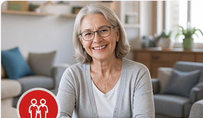 Pensionada recibiendo atención clara y cercana